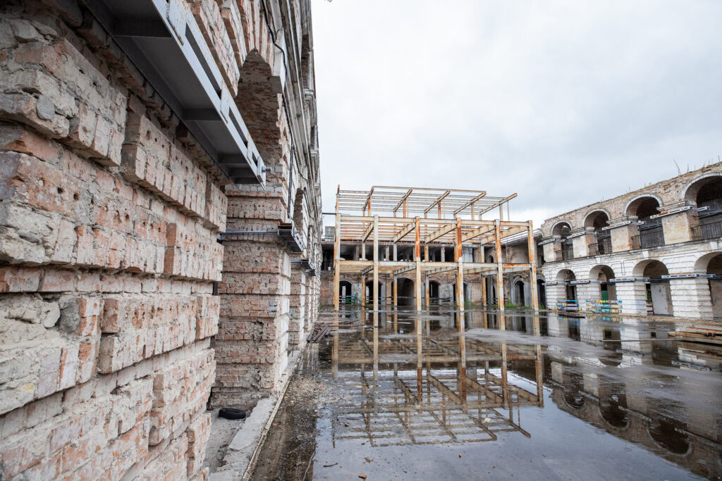 Гостиний двір, Контрактова площа, 4
