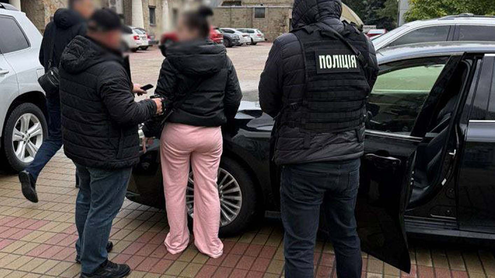 Правоохоронці і підозрювана жінка