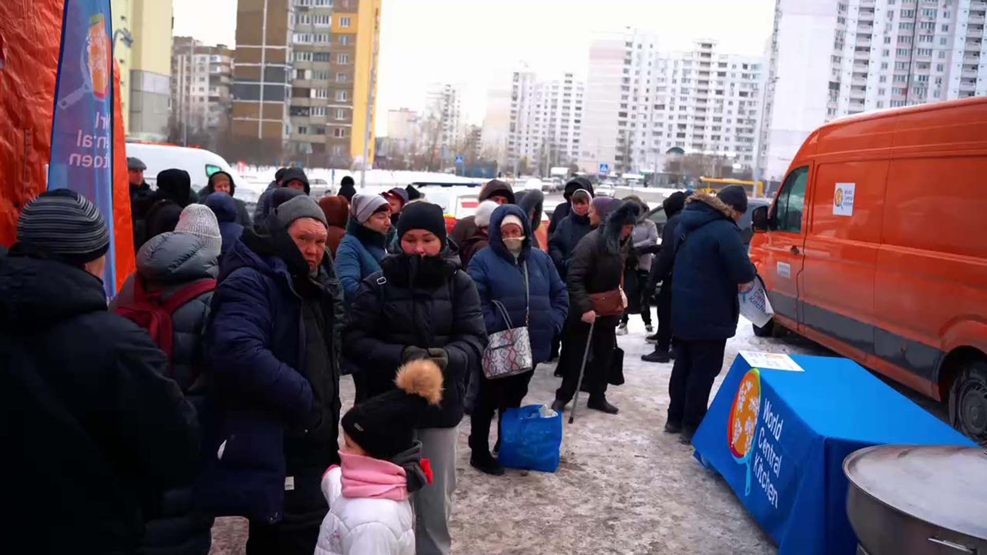 Люди в черзі до польової кухні