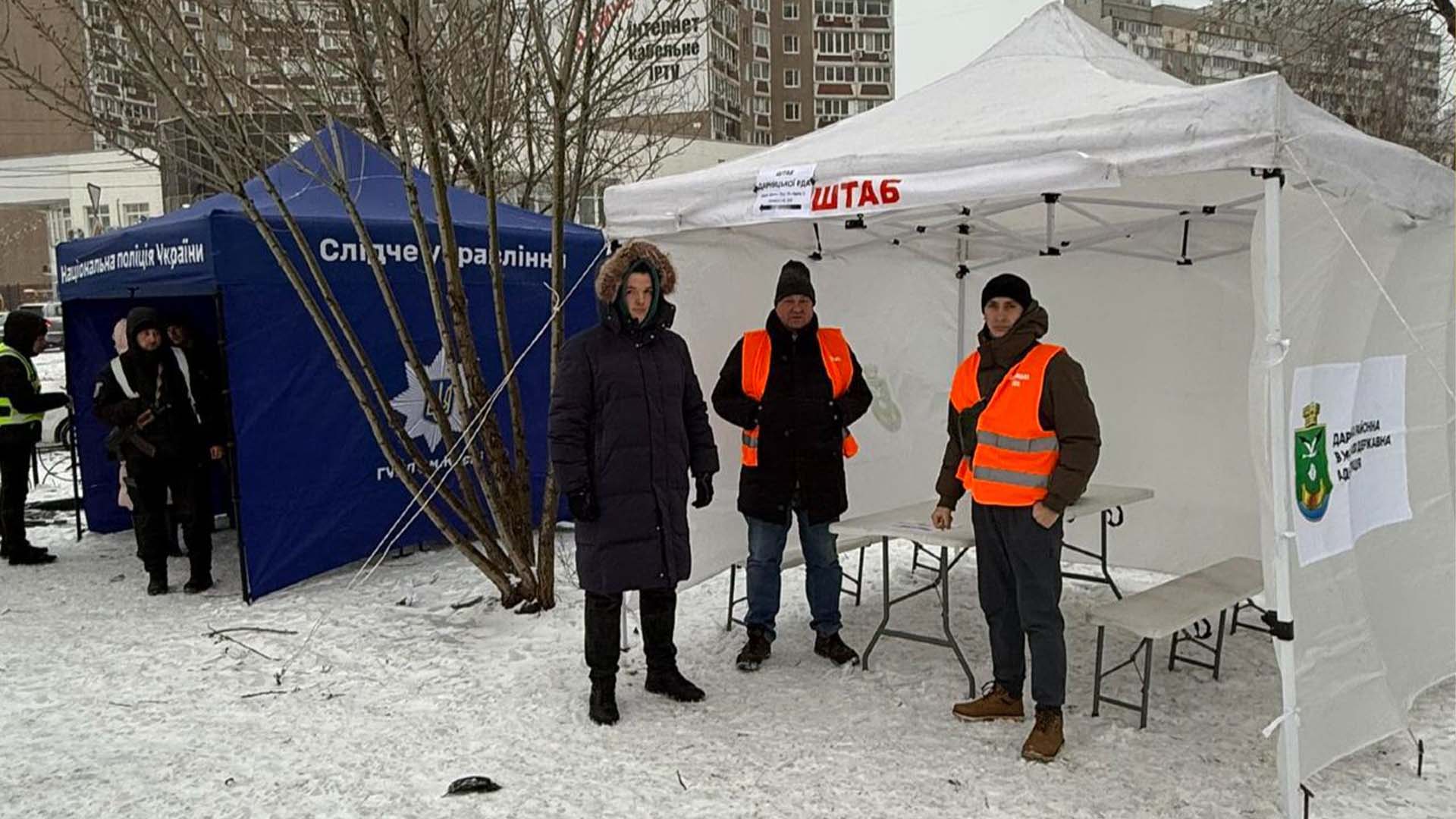 Два намети біля пошкодженої багатоповерхівки, один із них від поліції