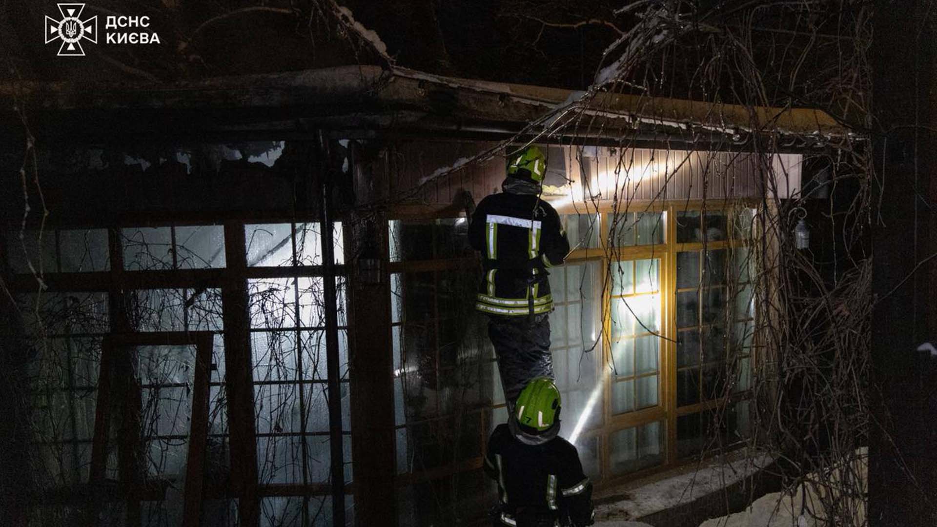 Рятувальники оглядають приміщення через отвір під дахом