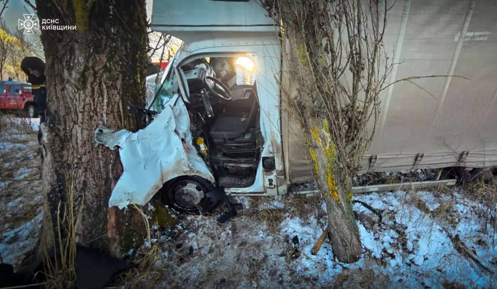 ДТП у Бучанському районі: 6 рятувальників деблокували водія ДТП у Бучанському районі: 6 рятувальників деблокували водія