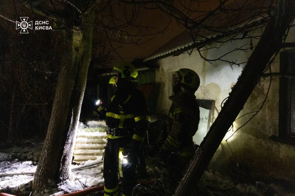 Пожежники оглядають місце подій