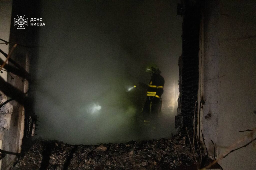 Рятувальники в диму і парі від пожежі