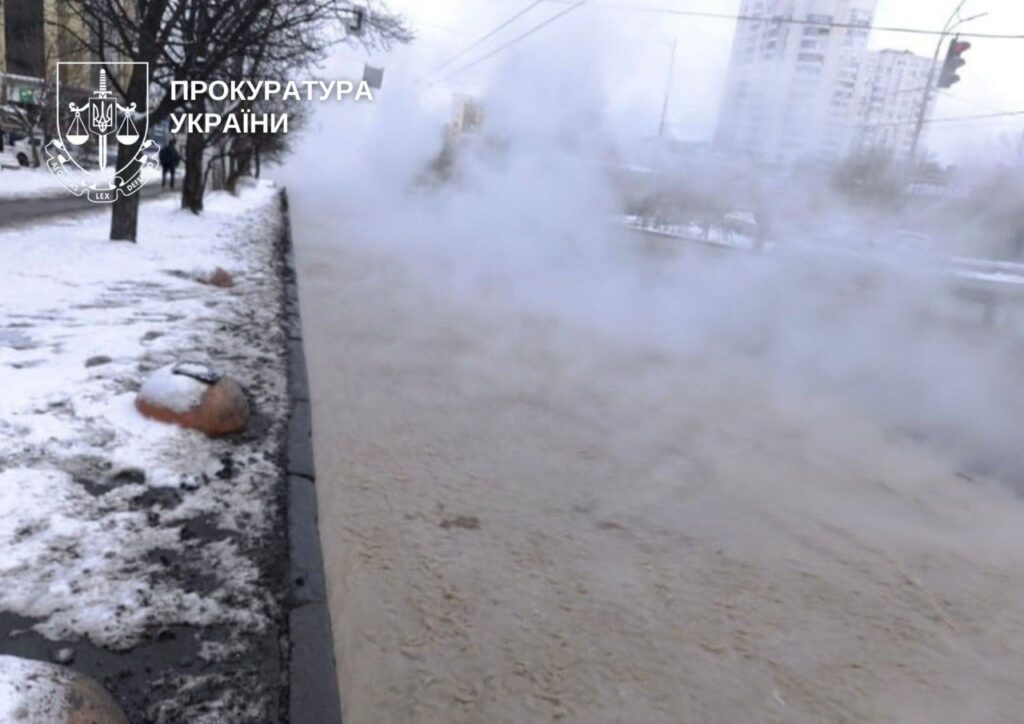 Трагедія на проспекті Лобановського: 16-річна дівчина впала в яму з окропом