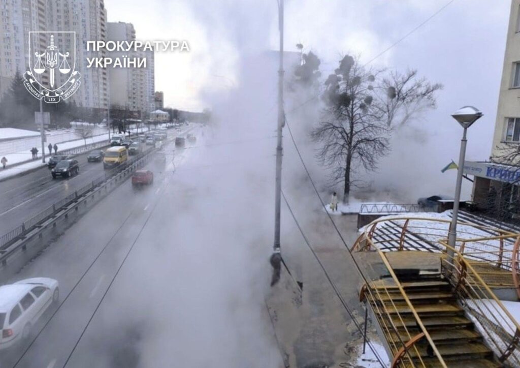 Трагедія на проспекті Лобановського: 16-річна дівчина впала в яму з окропом