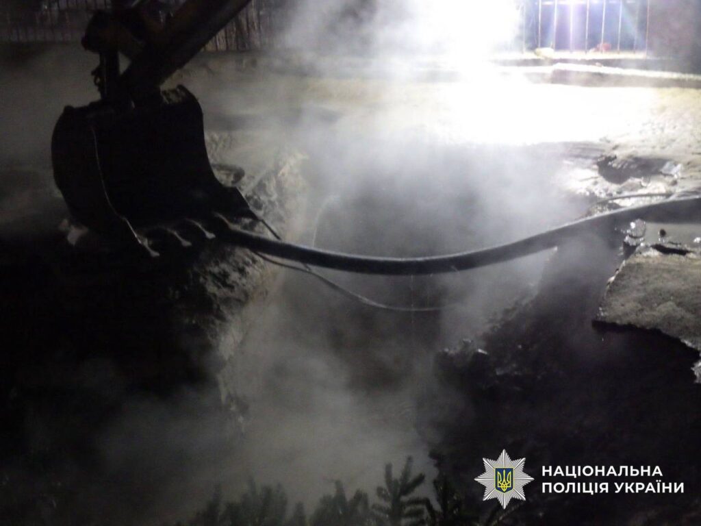 Трагедія на проспекті Лобановського: 16-річна дівчина впала в яму з окропом