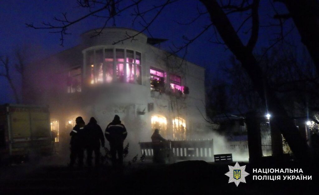 Трагедія на проспекті Лобановського: 16-річна дівчина впала в яму з окропом