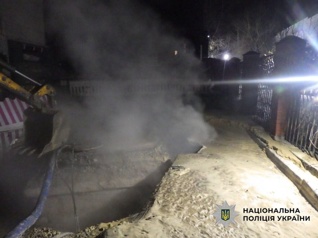 Трагедія на проспекті Лобановського: 16-річна дівчина впала в яму з окропом