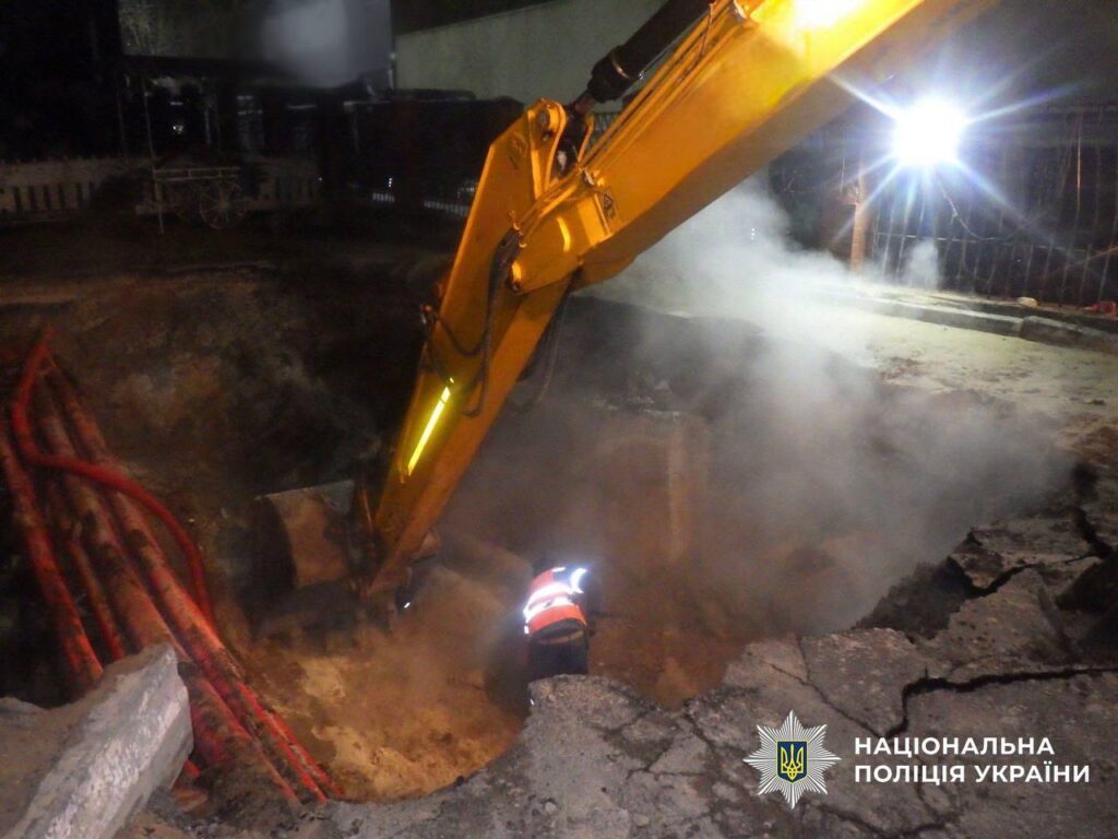 Трагедія на проспекті Лобановського: 16-річна дівчина впала в яму з окропом