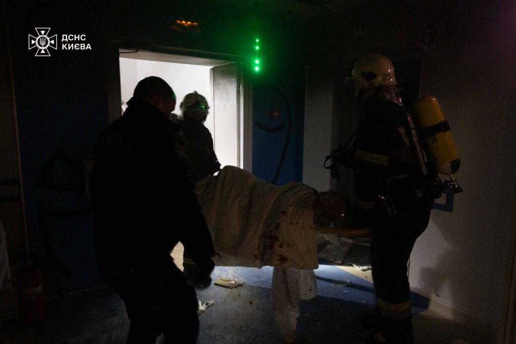Внаслідок обстрілу Києва в медзакладі на Оболоні загинула людина (відео)