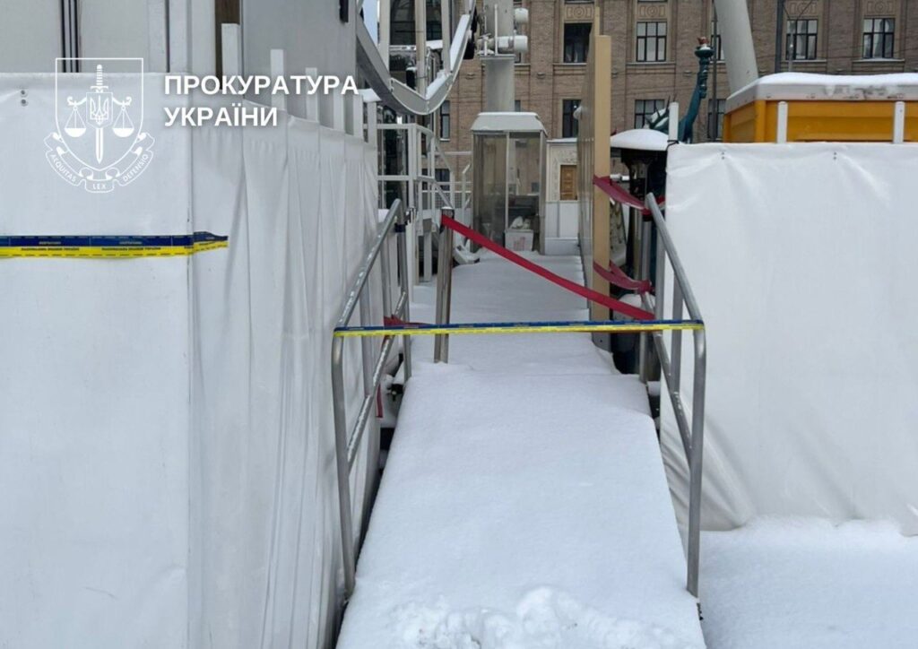 Закритий вихід з Колеса огляду на Подолі