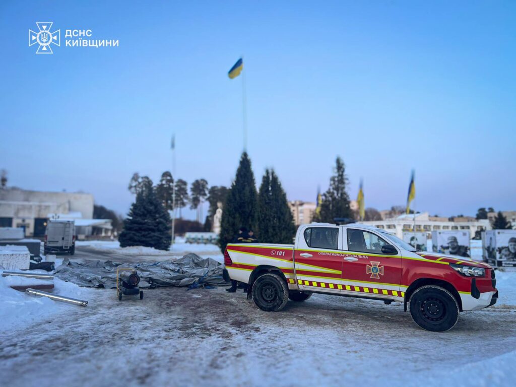 Автомобіль рятувальних служб поруч з розібраним наметом