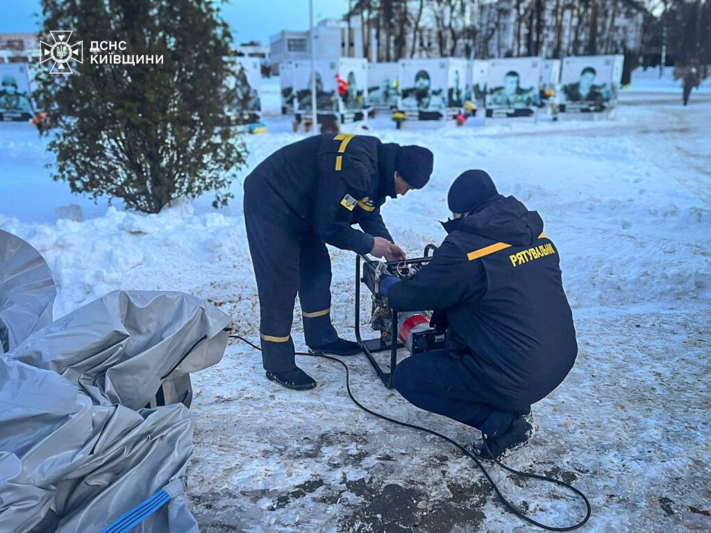 Два рятувальника вмикають генератор