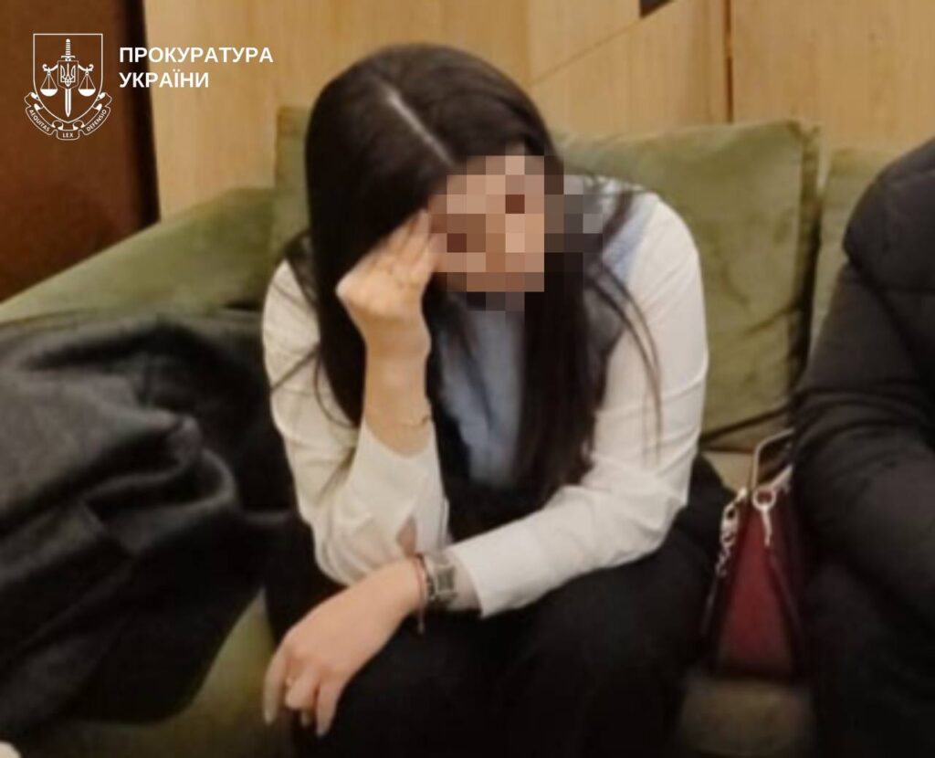 У Києві затримали 24-річну жінку, яка вимагала $4,3 тис за посвідку на проживання