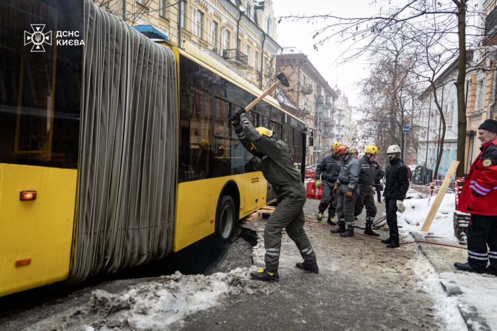 ДСНС витягли тролейбус, який провалився в яму на Софіївській через аварію водопроводу (відео)