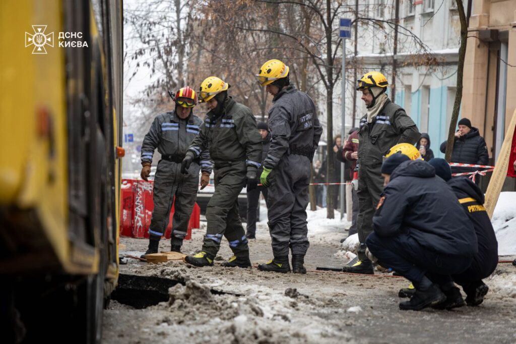 ДСНС витягли тролейбус, який провалився в яму на Софіївській через аварію водопроводу (відео)