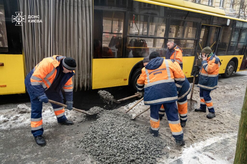 ДСНС витягли тролейбус, який провалився в яму на Софіївській через аварію водопроводу (відео)