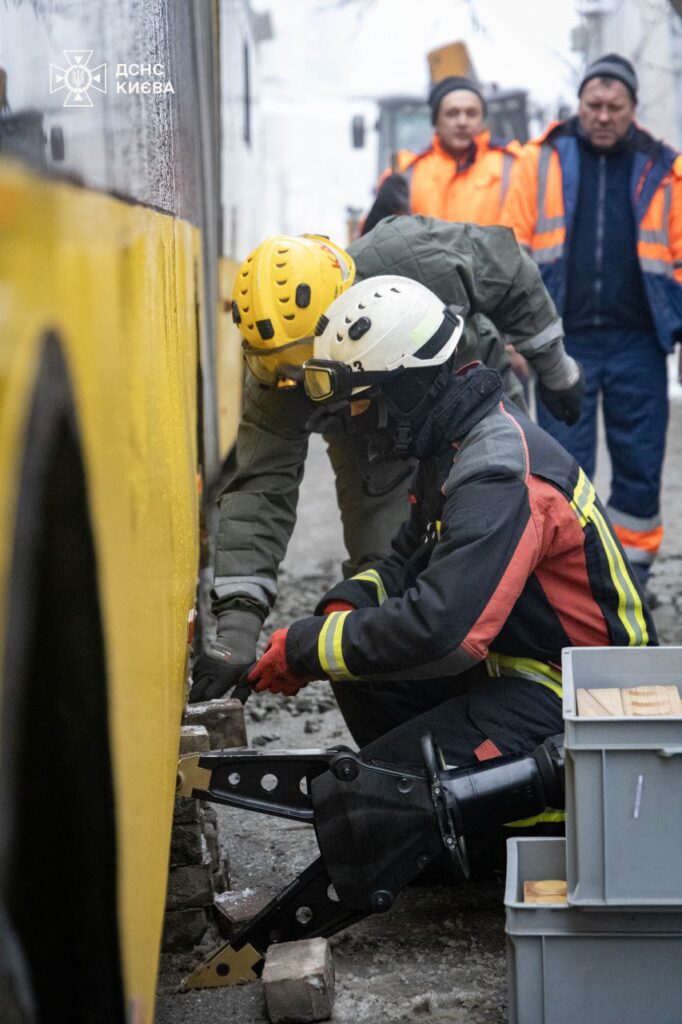 ДСНС витягли тролейбус, який провалився в яму на Софіївській через аварію водопроводу (відео)