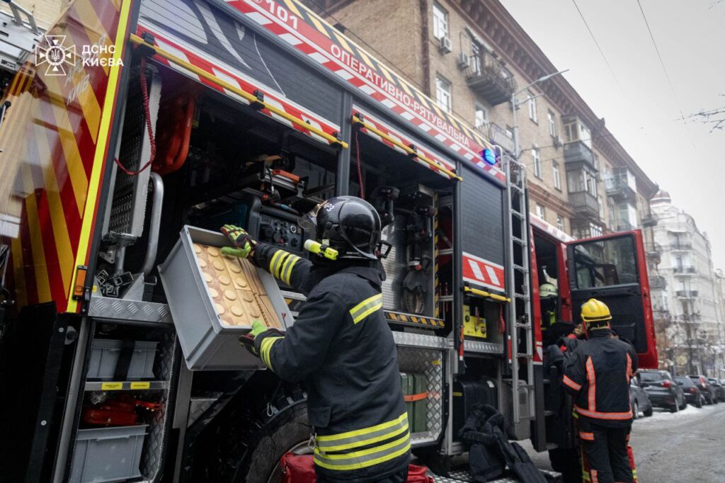 ДСНС витягли тролейбус, який провалився в яму на Софіївській через аварію водопроводу (відео)