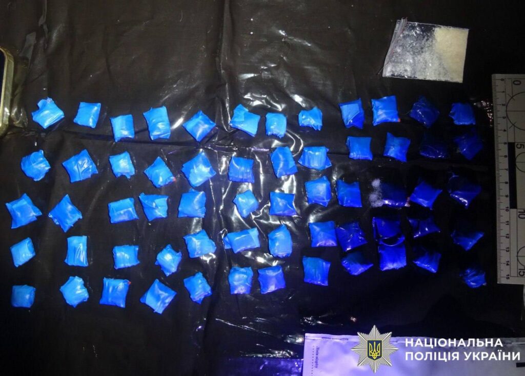 Поліцейські затримали 18-річну дівчину та її 27-річного спільника: вилучили 1,2 кг психотропів
