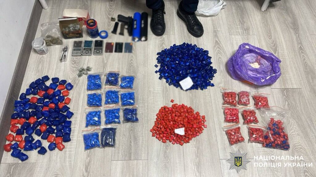 Поліцейські затримали 18-річну дівчину та її 27-річного спільника: вилучили 1,2 кг психотропів