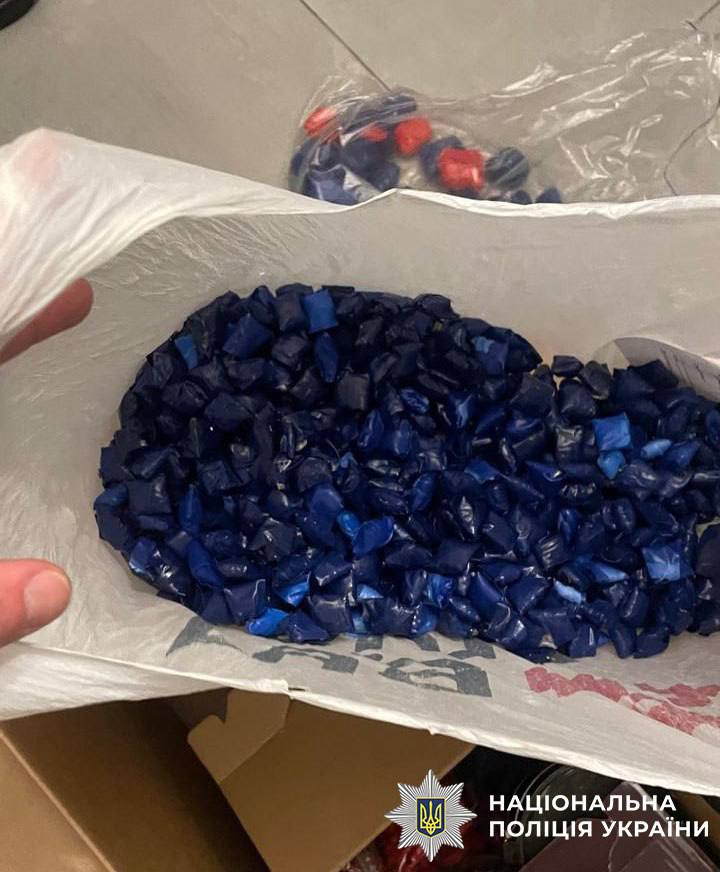 Поліцейські затримали 18-річну дівчину та її 27-річного спільника: вилучили 1,2 кг психотропів