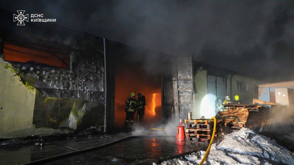 У Борисполі 50 рятувальників ліквідували пожежу на складі з хімікатами (відео)