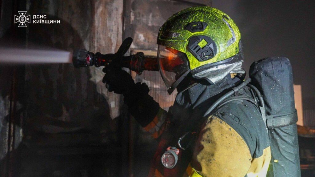 У Борисполі 50 рятувальників ліквідували пожежу на складі з хімікатами (відео)