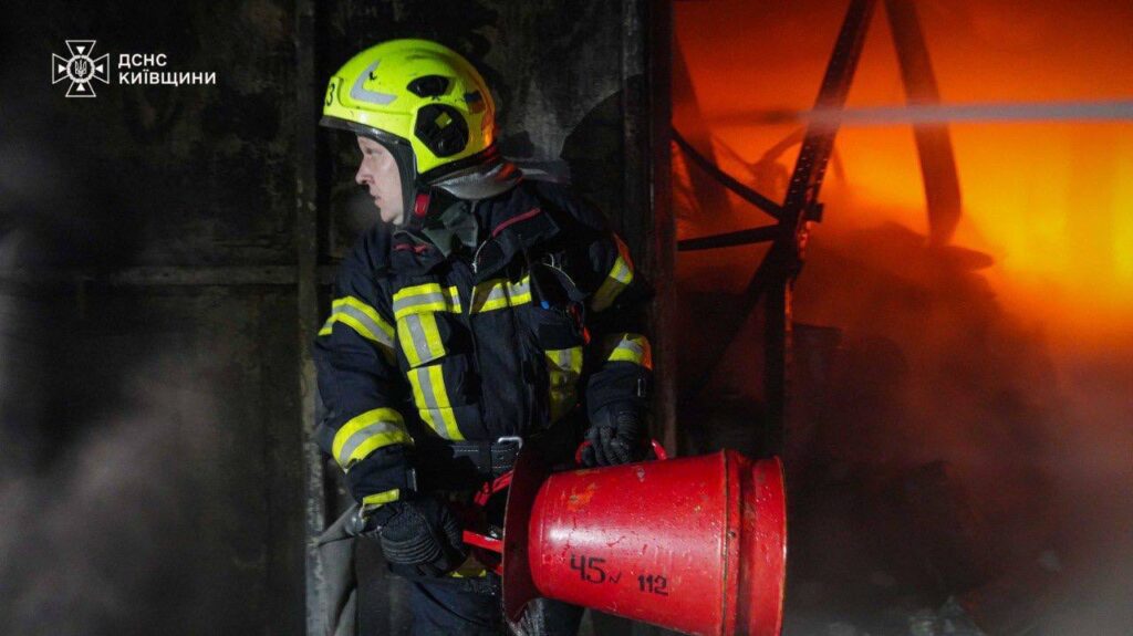 У Борисполі 50 рятувальників ліквідували пожежу на складі з хімікатами (відео)