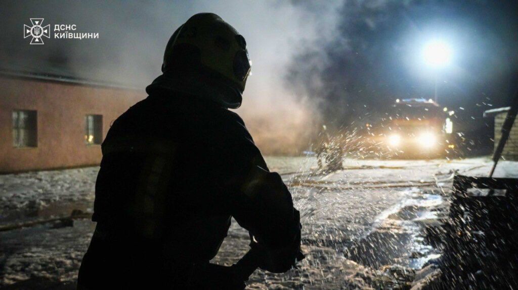 У Борисполі 50 рятувальників ліквідували пожежу на складі з хімікатами (відео)