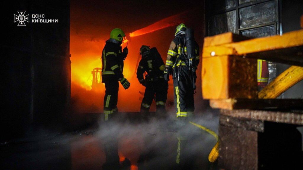 У Борисполі 50 рятувальників ліквідували пожежу на складі з хімікатами (відео)