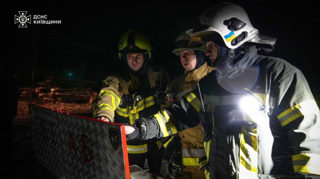 У Борисполі 50 рятувальників ліквідували пожежу на складі з хімікатами (відео)