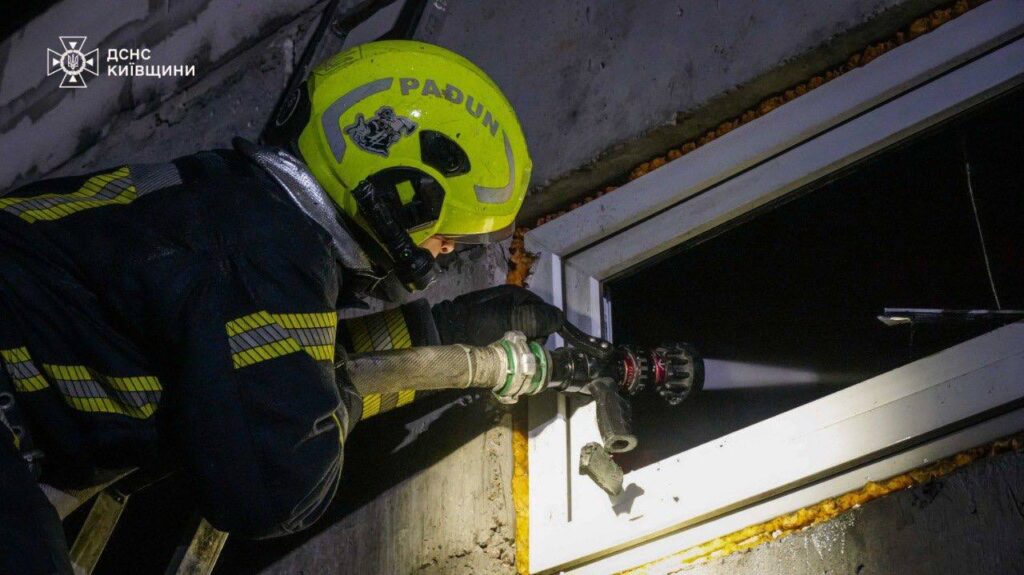 У Борисполі 50 рятувальників ліквідували пожежу на складі з хімікатами (відео)