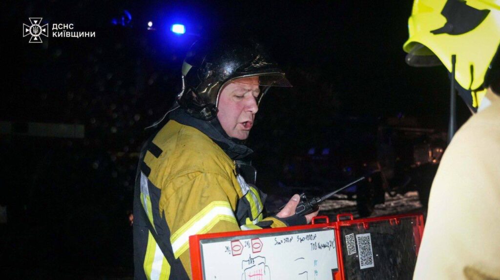 У Борисполі 50 рятувальників ліквідували пожежу на складі з хімікатами (відео)