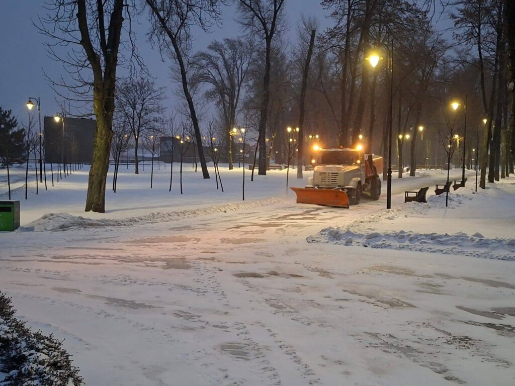 У Києві 417 одиниць техніки борються зі снігом: КМДА задіяла понад 4 тисячі працівників