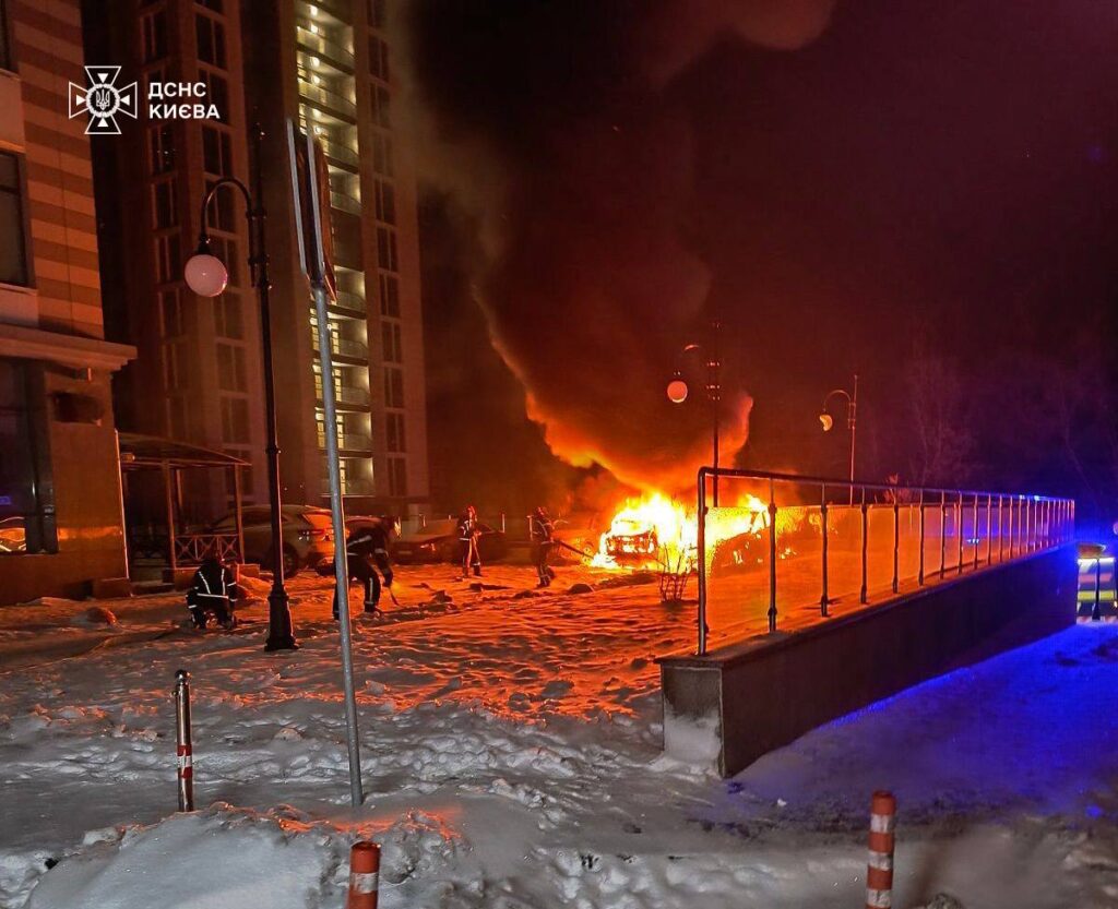 На Печерську вночі згоріли два елітні авто