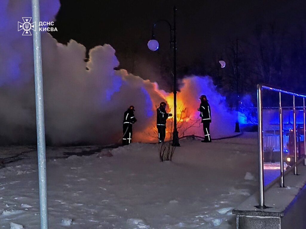 На Печерську вночі згоріли два елітні авто