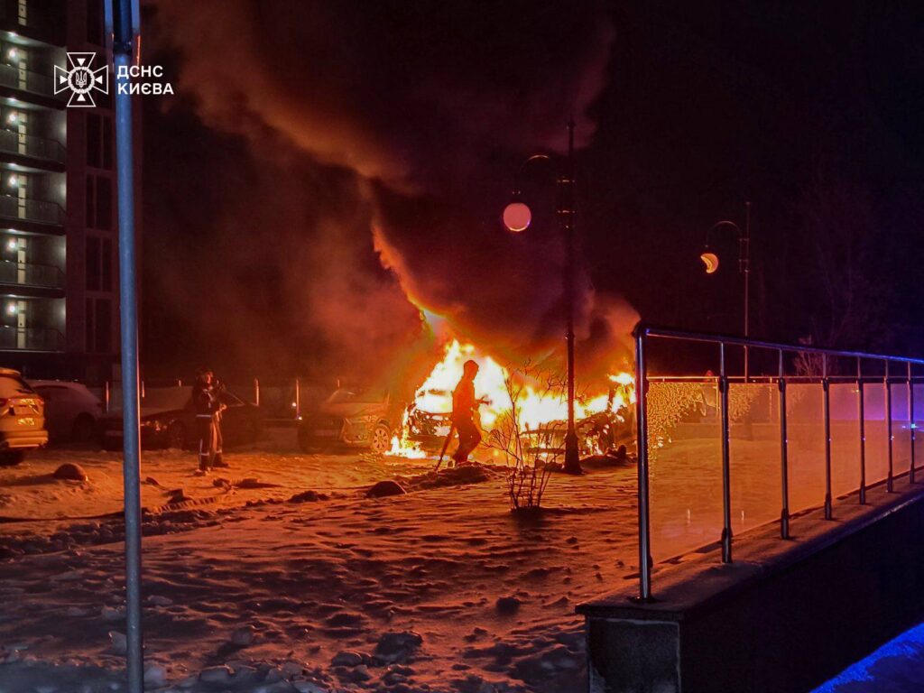 На Печерську вночі згоріли два елітні авто