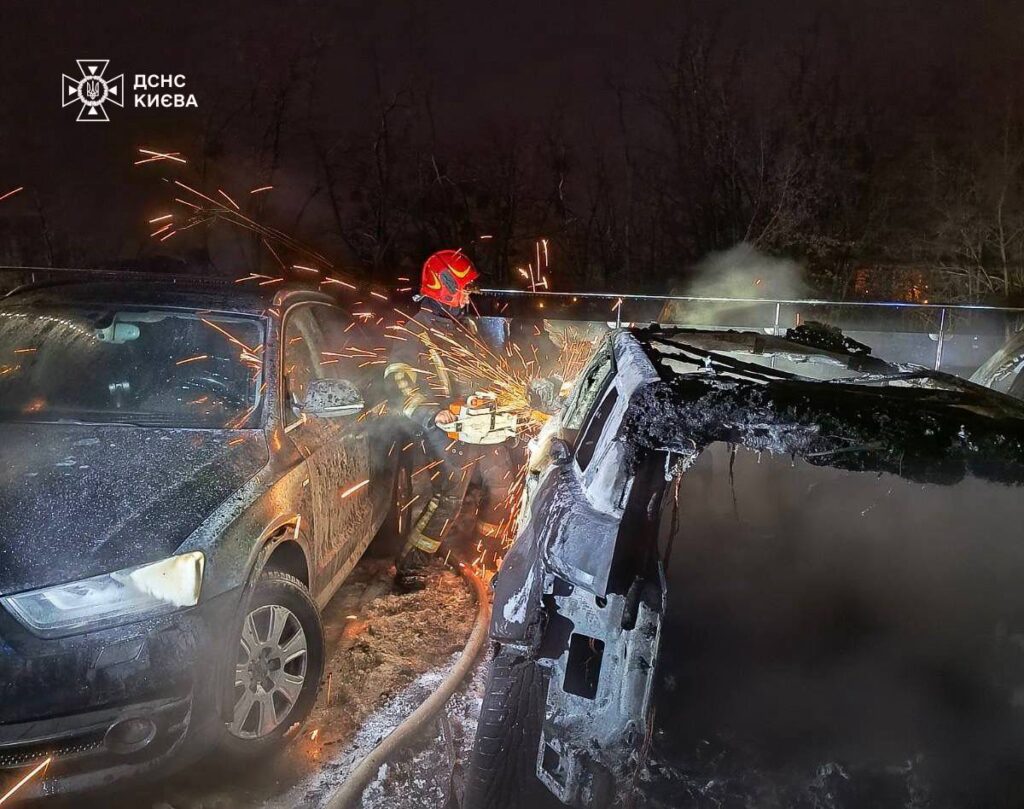 На Печерську вночі згоріли два елітні авто