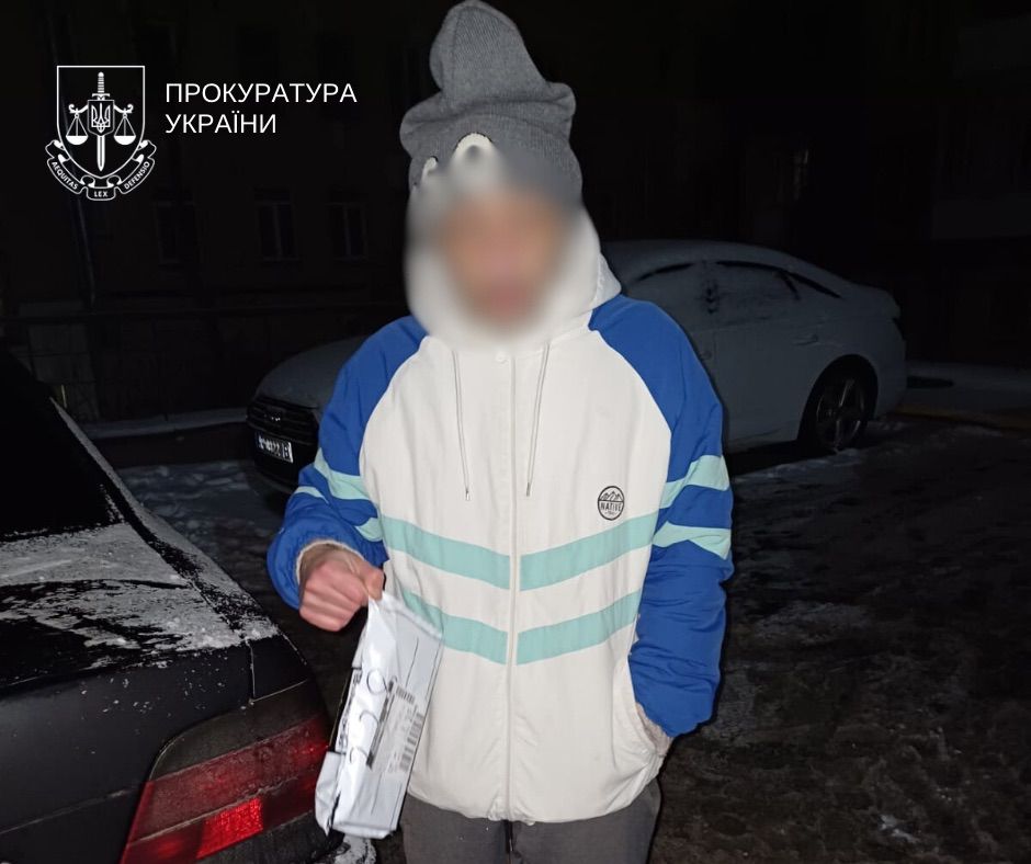 У Києві громадянин Ізраїлю продавав і прикрашав наркотиками новорічну ялинку