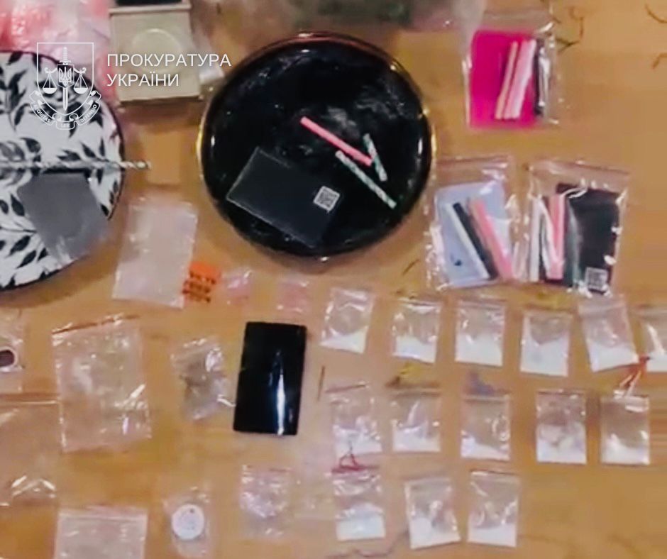 У Києві громадянин Ізраїлю продавав і прикрашав наркотиками новорічну ялинку