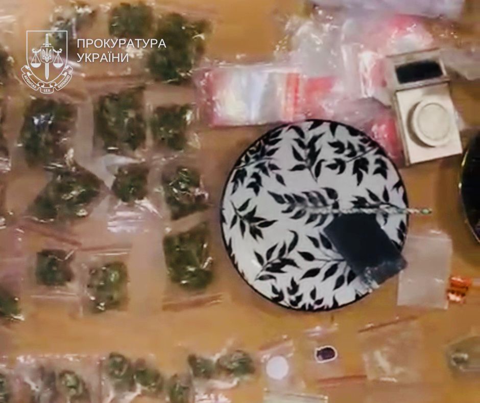 У Києві громадянин Ізраїлю продавав і прикрашав наркотиками новорічну ялинку