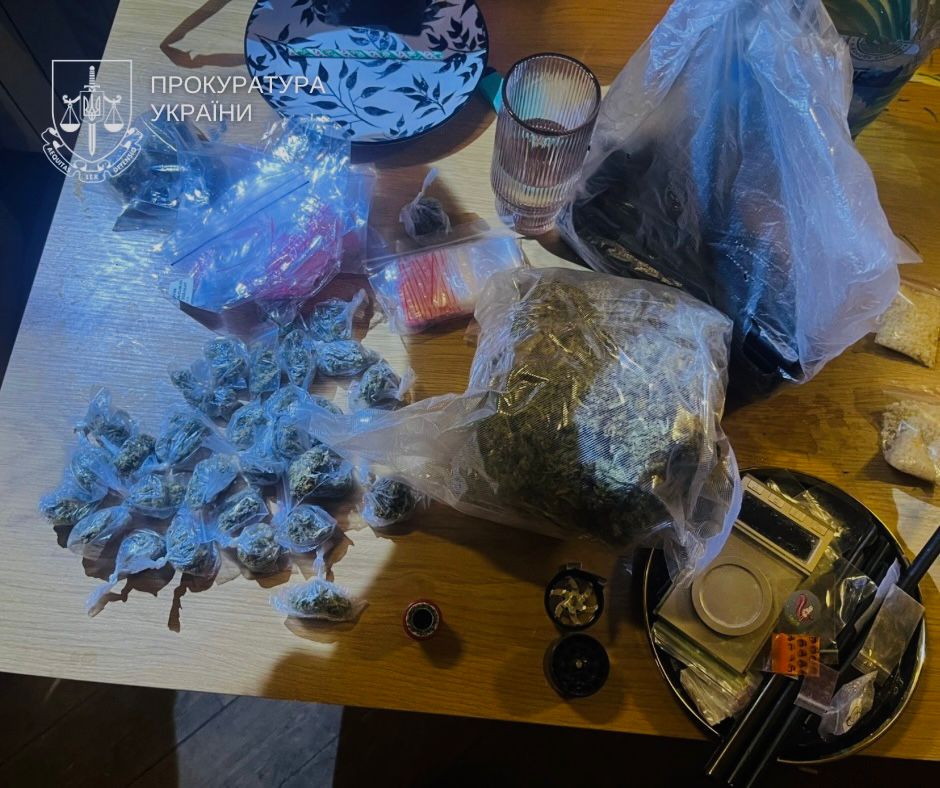 У Києві громадянин Ізраїлю продавав і прикрашав наркотиками новорічну ялинку