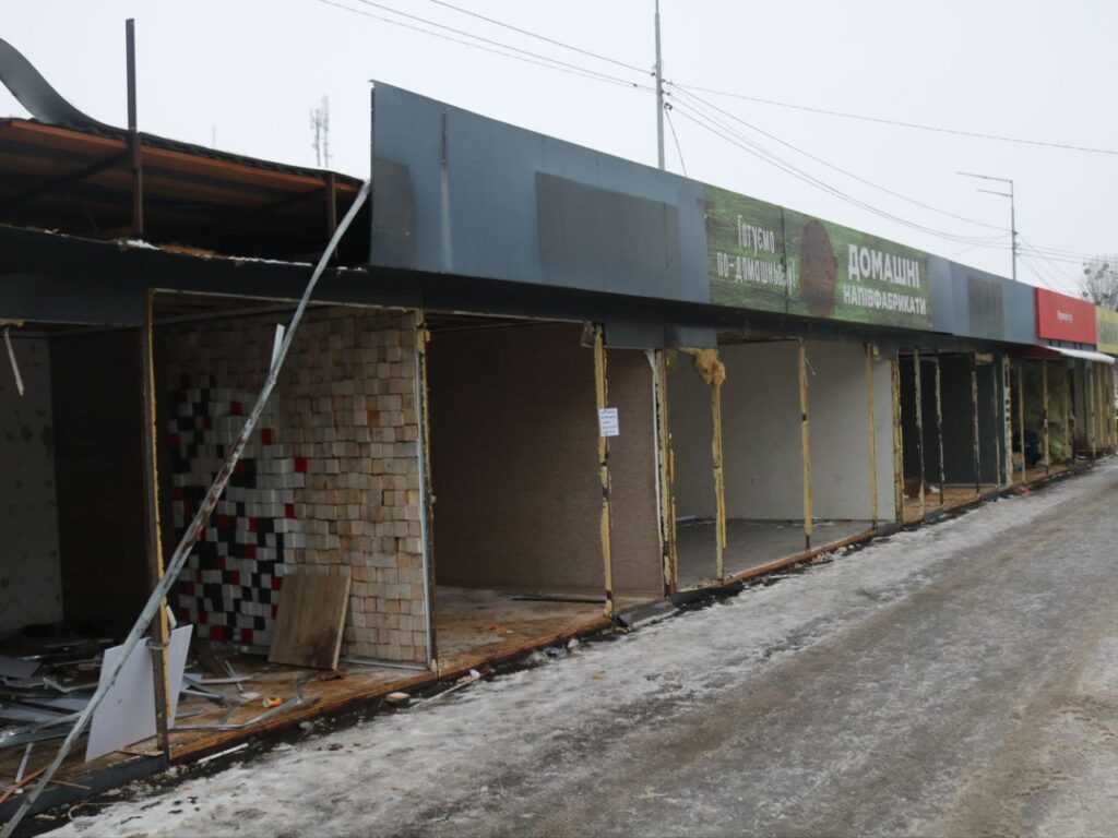 На Харківському шосе прибрали МАФи, на звільненій ділянці обіцяють облаштувати пішохідну інфраструктуру