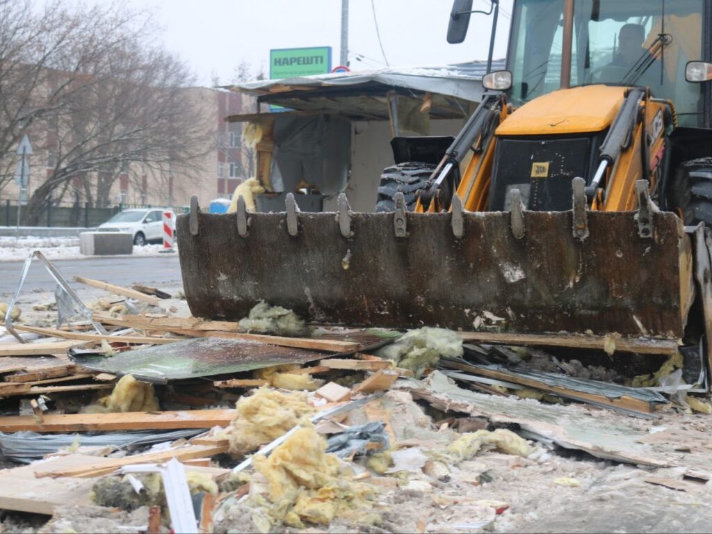 На Харківському шосе прибрали МАФи, на звільненій ділянці обіцяють облаштувати пішохідну інфраструктуру