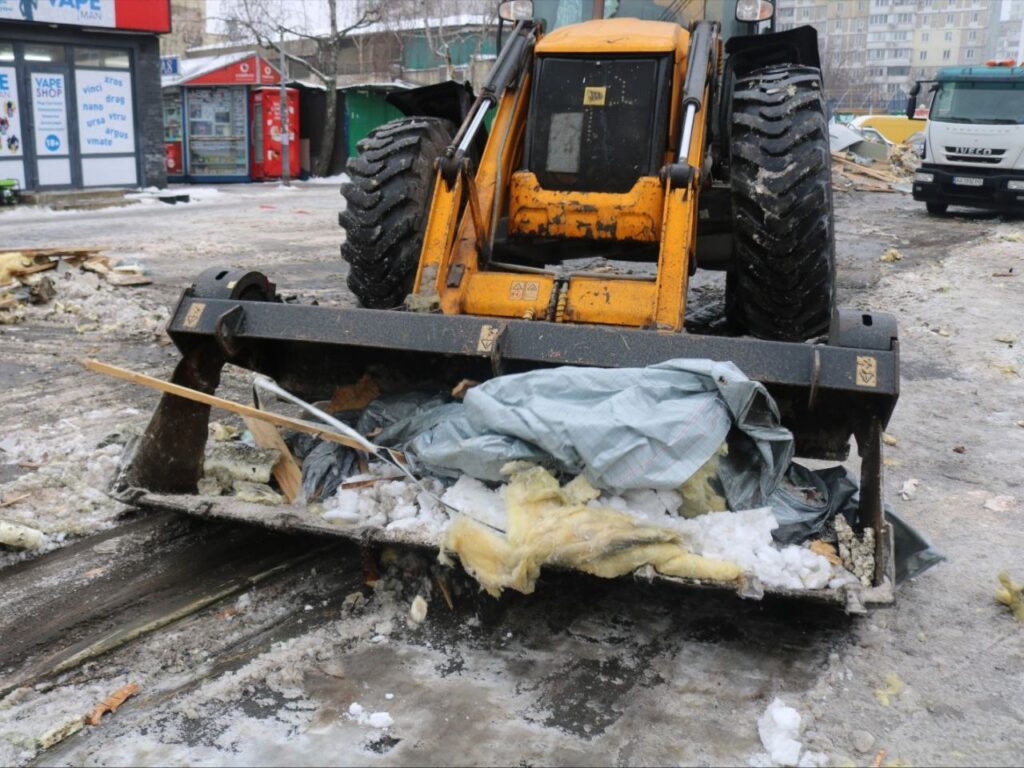На Харківському шосе прибрали МАФи, на звільненій ділянці обіцяють облаштувати пішохідну інфраструктуру