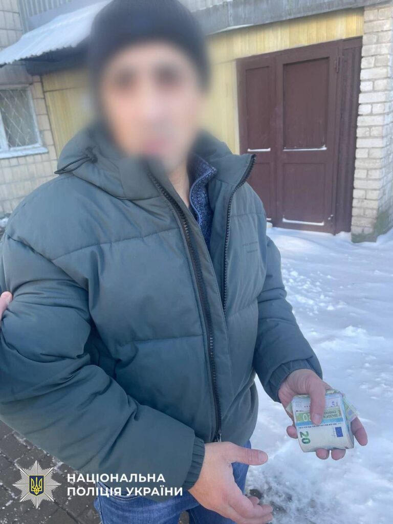 Поліція затримала злодія який підстеріг 72-річну киянку біля супермаркету і викрав у неї ключі від квартири Поліція затримала злодія який підстеріг 72-річну киянку біля супермаркету і викрав у неї ключі від квартири