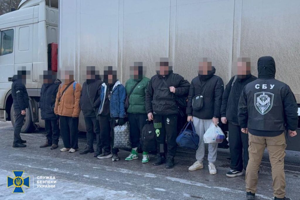 СБУ викрила 9 схем ухилення від мобілізації, організатори отримували до $16 тисяч за втечу