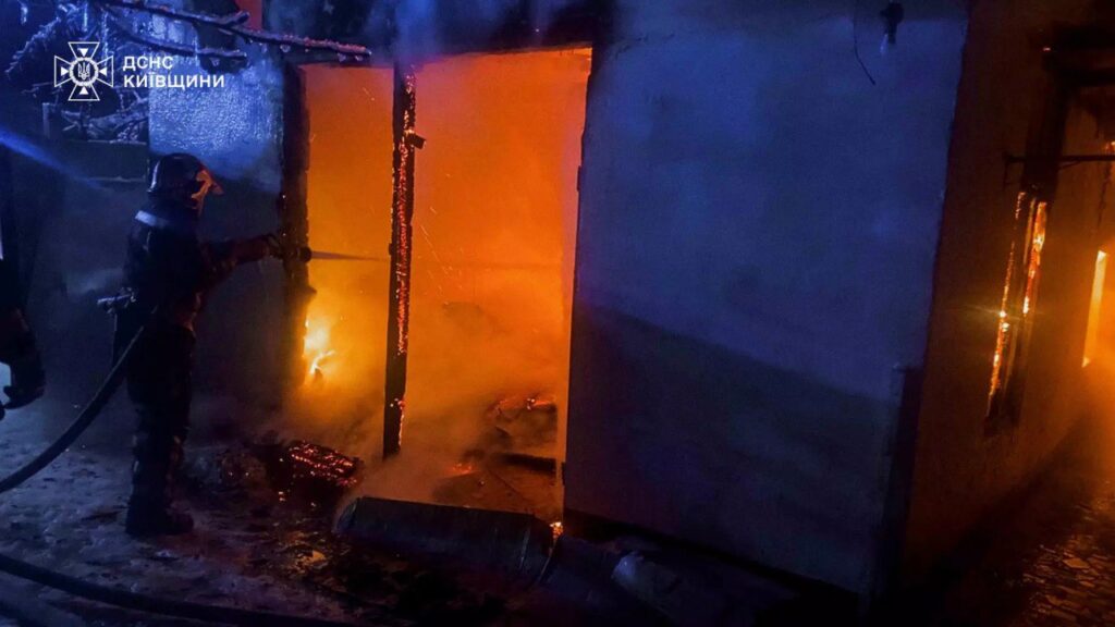 71-річний чоловік отримав опіки під час пожежі в господарській будівлі на Фастівщині